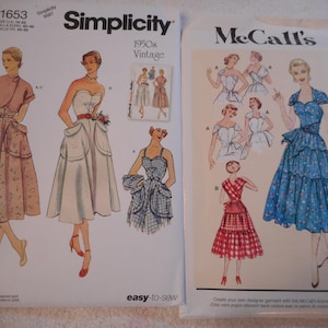 Puede incluir: Dos sobres de patrones de costura vintage. El patrón Simplicity es para un vestido vintage de los años 50 y presenta tres estilos diferentes. El patrón McCall's es para un vestido vintage de los años 50 y presenta cinco estilos diferentes.
