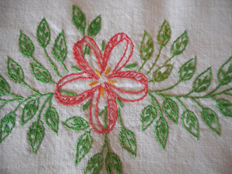 Vintage Embroidered Table Runner Dresser Scarf