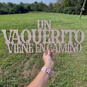 Un Vaquerito Viene En Camino Wooden Sign
