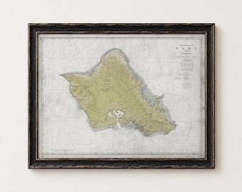 Könnte beinhalten: Gerahmte Vintage-Karte von Oahu, Hawaii, in einem schwarzen, verwitterten Holzrahmen. Die Karte zeigt die Topographie der Insel in Gelb- und Grüntönen, mit Blau und Weiß für das Meer.