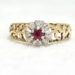 Vintage Ring aus 9-karätigem Gelbgold mit Rubin und Diamanten, Größe O ~ US 7 1/4