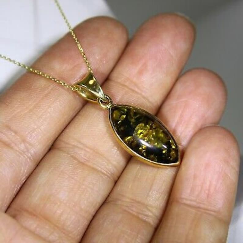 Quality Marquise Green Amber set 9ct Yellow Gold Pendant 16 Chain
