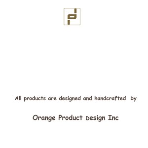 Puede incluir: Un logotipo cuadrado blanco con un dise&ntilde;o de letra marr&oacute;n estilizado en la parte superior, seguido del texto: All products are designed and handcrafted by Orange Product Design Inc. El texto se presenta en una fuente sans-serif marr&oacute;n oscuro.