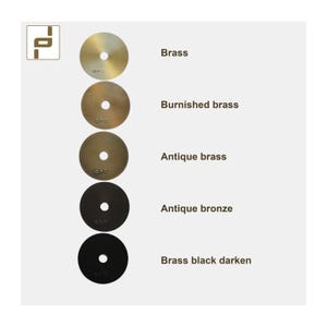 Puede incluir: Cinco discos met&aacute;licos circulares con orificios centrales dispuestos verticalmente. Las etiquetas dicen: Brass, Burnished brass, Antique brass, Antique bronze y Brass black darken. Cada disco presenta el texto O.P.D grabado.