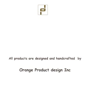 Op de afbeelding: Een witte afbeelding met een bruin vierkant logo met een gestileerd letterontwerp bovenaan. Onder het logo staat de tekst: All products are designed and handcrafted by Orange Product design Inc in een donkerbruin schreefloos lettertype.