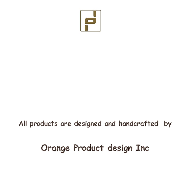 Op de afbeelding: Een witte afbeelding met een bruin vierkant logo met een gestileerd letterontwerp bovenaan. Onder het logo staat de tekst: All products are designed and handcrafted by Orange Product design Inc in een donkerbruin schreefloos lettertype.