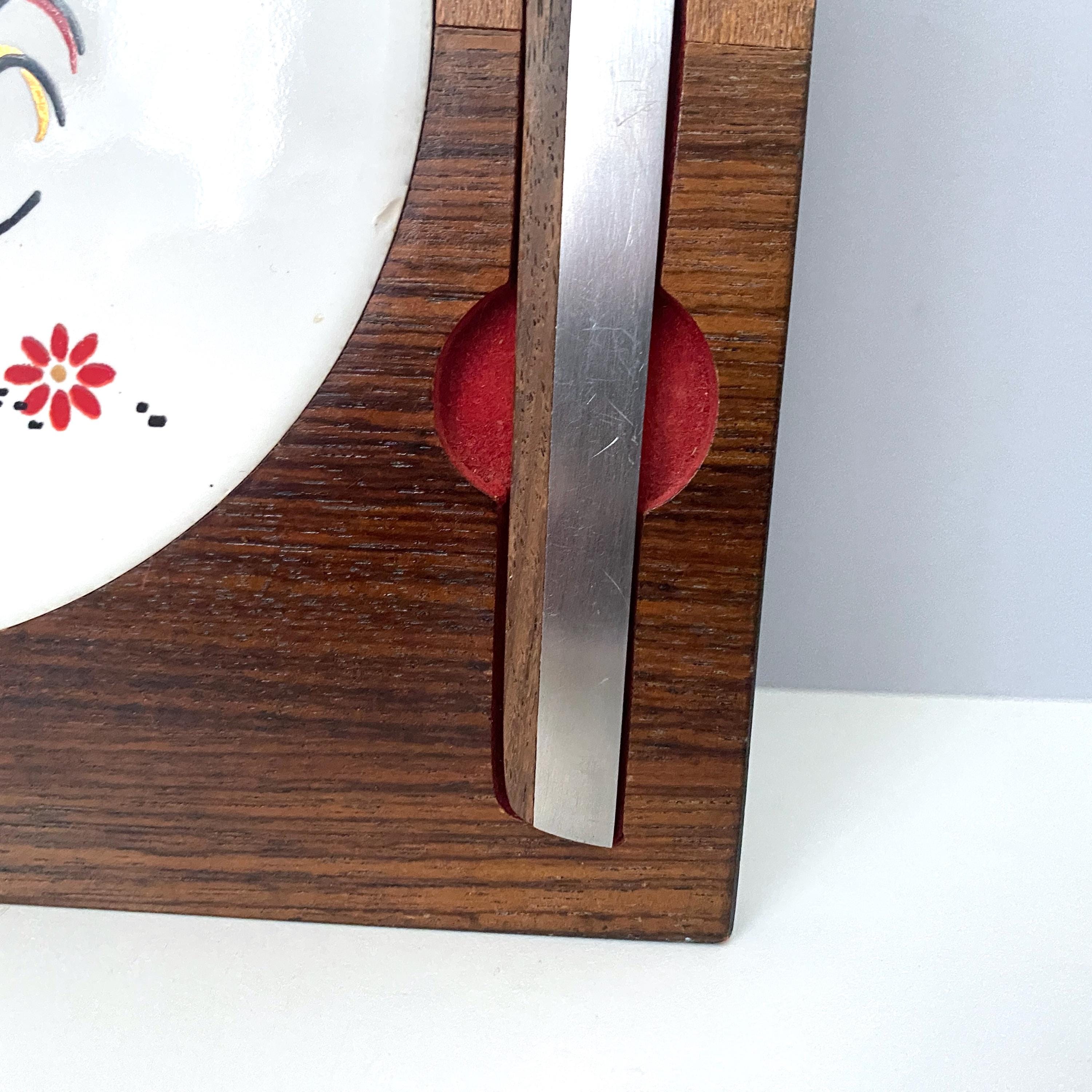 ヴィンテージのクルミ材チーズ皿、象嵌入りセラミックの雄鶏タイル