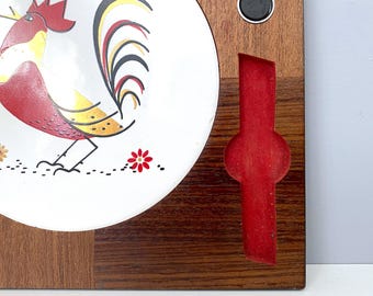 ヴィンテージのクルミ材チーズ皿、象嵌入りセラミックの雄鶏タイル