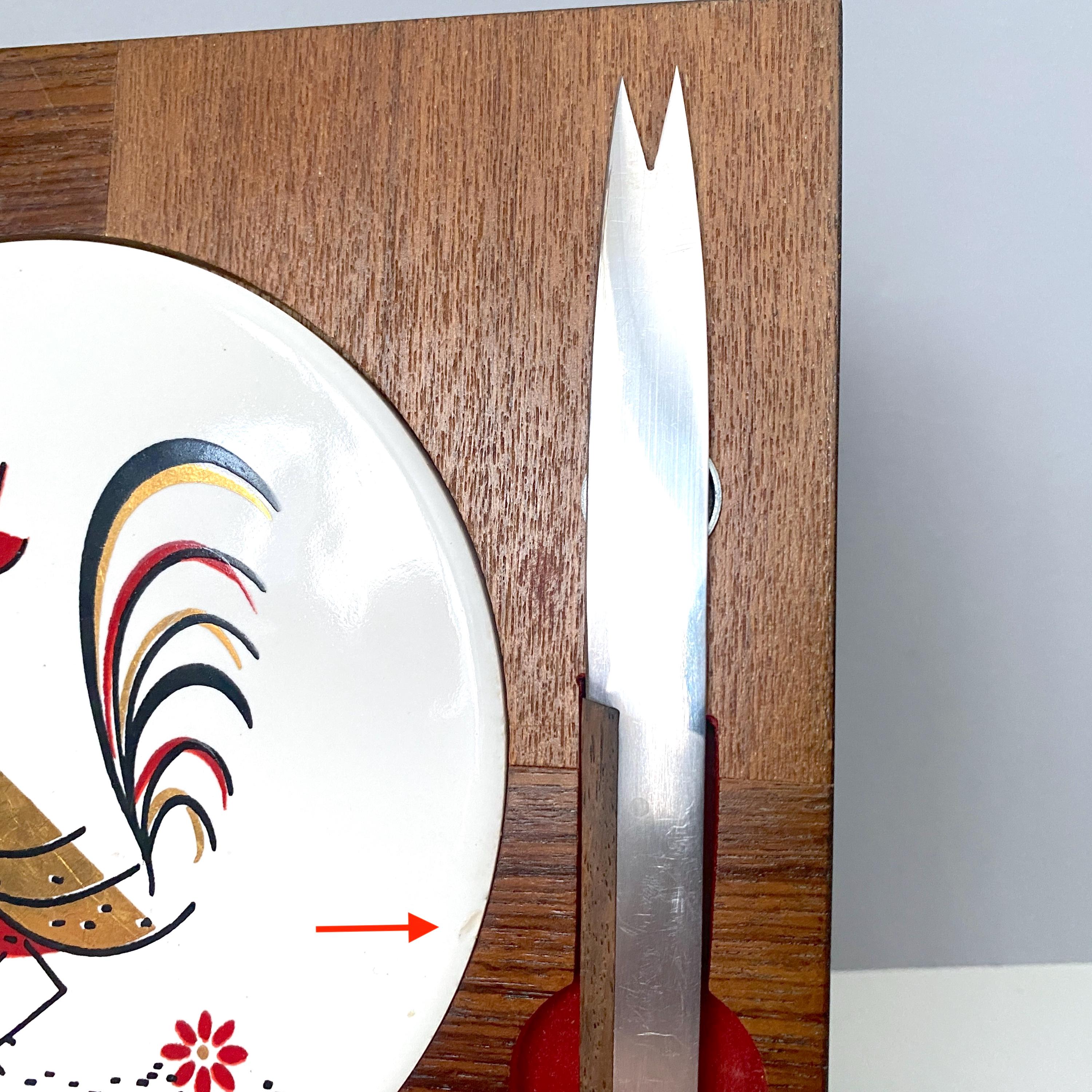 ヴィンテージのクルミ材チーズ皿、象嵌入りセラミックの雄鶏タイル