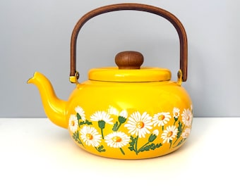 Cheery yellow tea kettle with white daisies - Excellent condition!