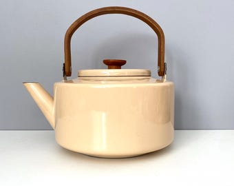 Copco Michael Lax tea kettle 117 in beige enamel, teak handles - no chips, no rust!