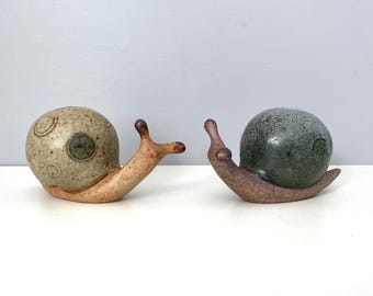 Vintage pottery snail salt & pepper figurines, handmade look, pottery, made in Japan