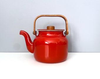 Small rust red enamelware tea kettle with teak handle - recessed lid, excellent condition!