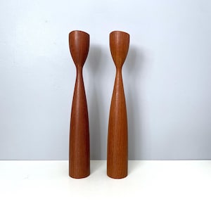 Deense teakhouten tulpenkandelaars - Deense moderne stijl: 11 5/8" hoog