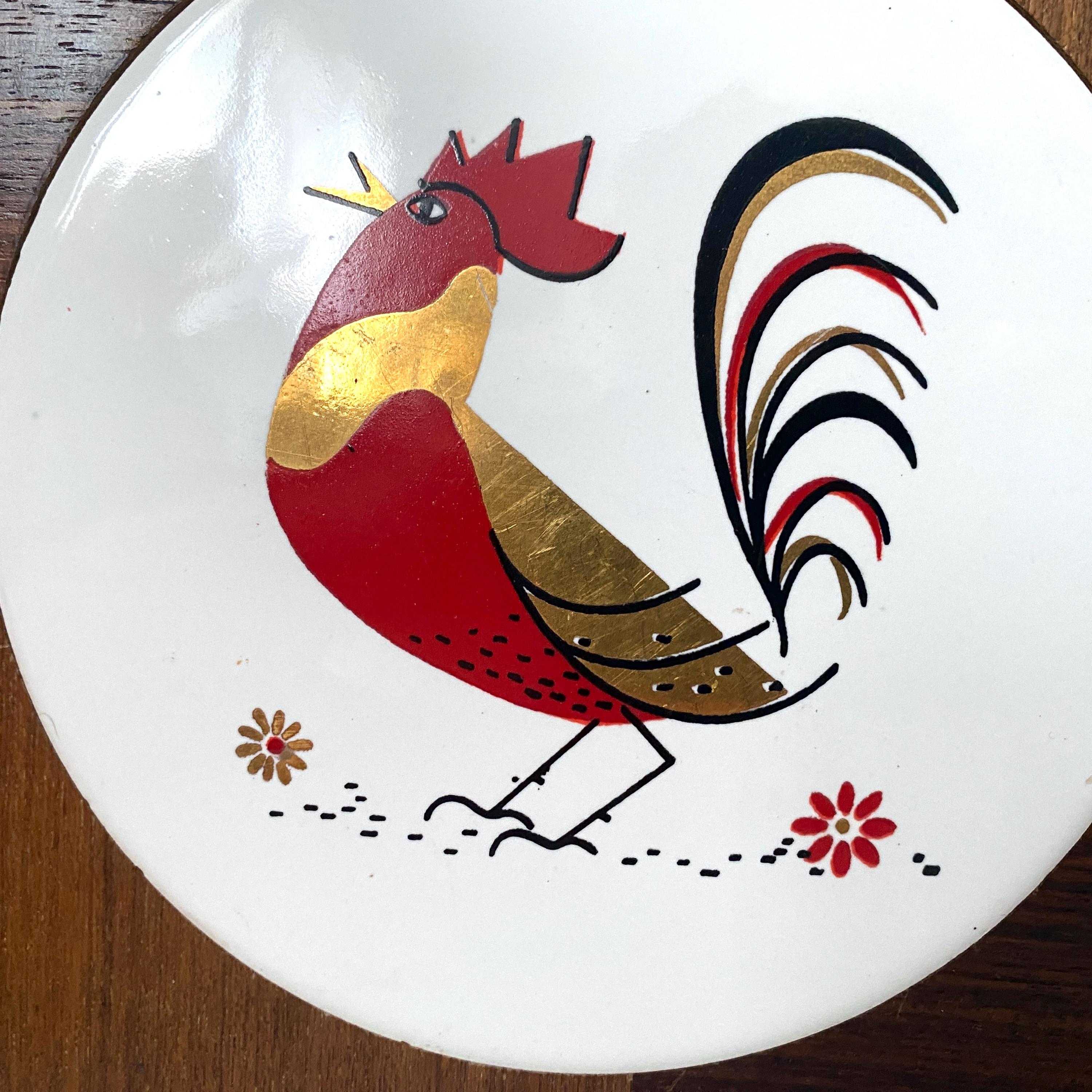 ヴィンテージのクルミ材チーズ皿、象嵌入りセラミックの雄鶏タイル