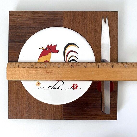 ヴィンテージのクルミ材チーズ皿、象嵌入りセラミックの雄鶏タイル