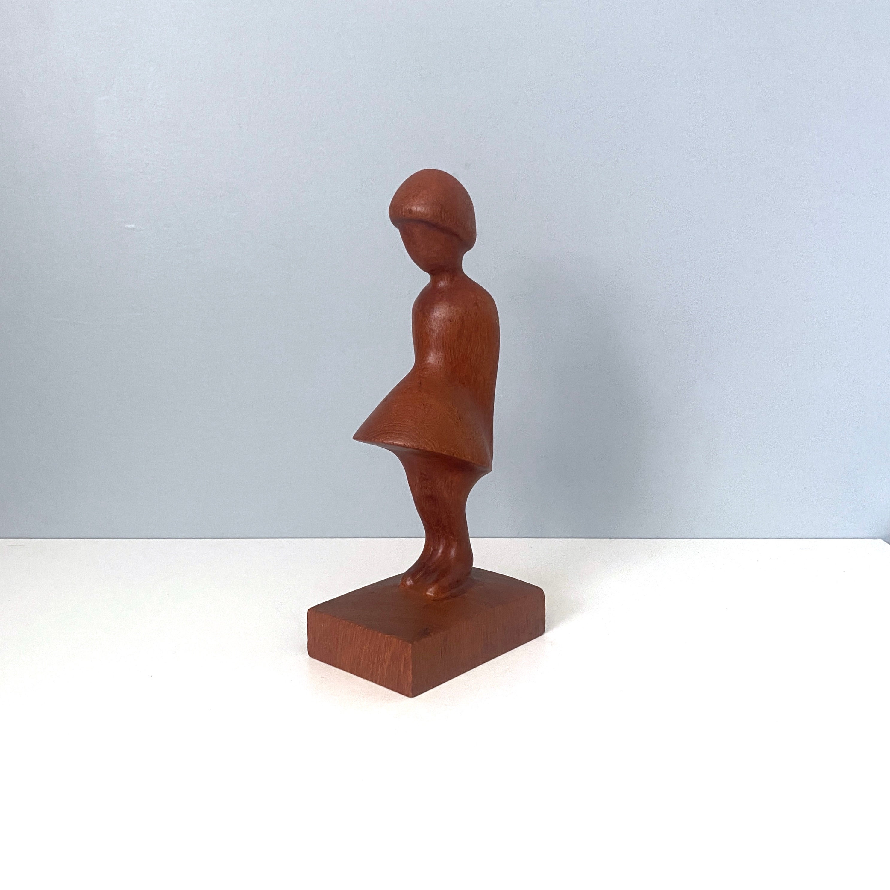【希少】arne basse Denmark wood sculpture Vintage Arne Basse Teak Sculpture: 1960s MCM Danish Girl Art
