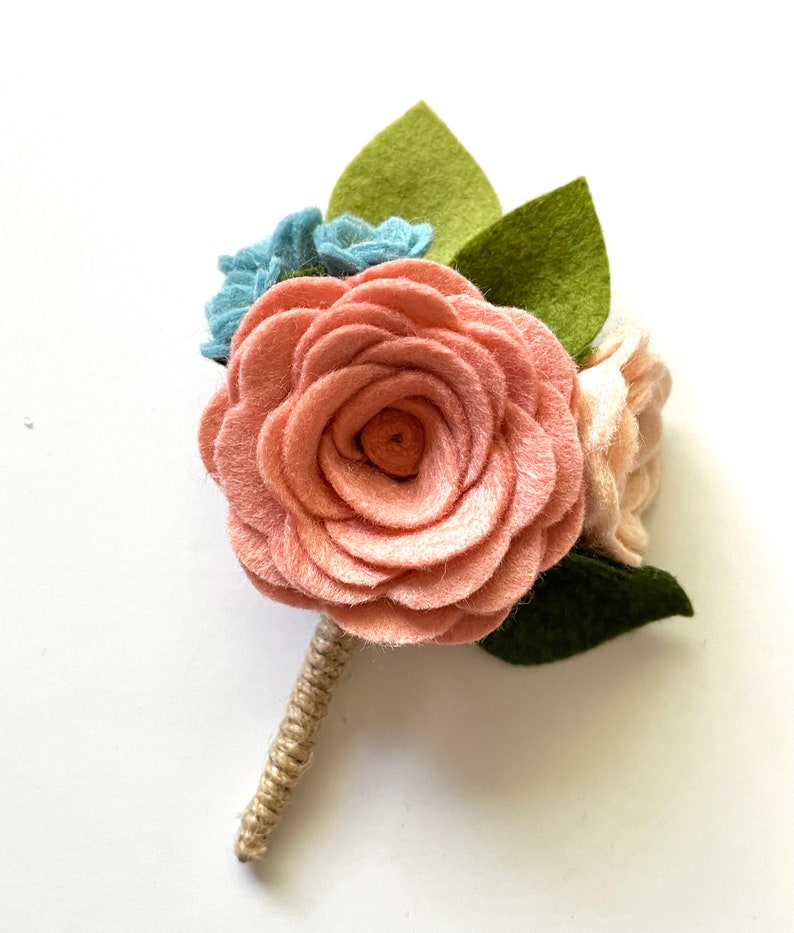 BOUTONNIÈRE DE FLEUR EN FEUTRE // Boutonnière de mariage // Boutonnière de bal // Fleurs de mariage // Boutonnière de danse de fille de papa // Fleur de revers image 1