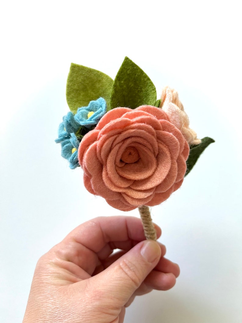 BOUTONNIÈRE DE FLEUR EN FEUTRE // Boutonnière de mariage // Boutonnière de bal // Fleurs de mariage // Boutonnière de danse de fille de papa // Fleur de revers image 4