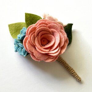 BOUTONNIÈRE DE FLEUR EN FEUTRE // Boutonnière de mariage // Boutonnière de bal // Fleurs de mariage // Boutonnière de danse de fille de papa // Fleur de revers image 2