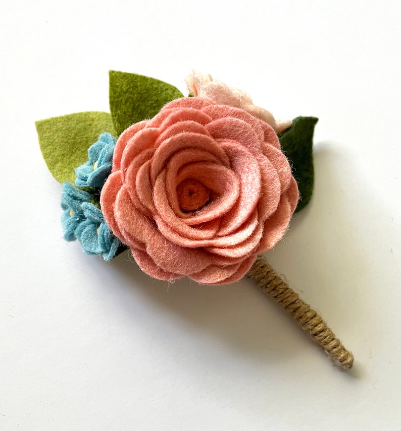 BOUTONNIÈRE DE FLEUR EN FEUTRE // Boutonnière de mariage // Boutonnière de bal // Fleurs de mariage // Boutonnière de danse de fille de papa // Fleur de revers image 2