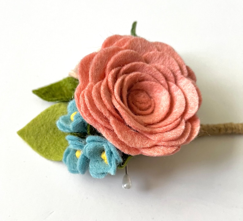 BOUTONNIÈRE DE FLEUR EN FEUTRE // Boutonnière de mariage // Boutonnière de bal // Fleurs de mariage // Boutonnière de danse de fille de papa // Fleur de revers image 3