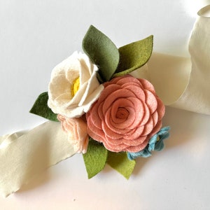 FELT FLOWER CORSAGE // Wedding Corsage // Prom Corsage // Wedding Flowers // Bridal Flowers // Daddy Daughter Dance Corsage / Wrist Corsage