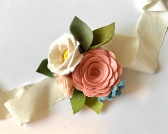 CORSAGE DE FLOR DE FIELTRO // Ramillete de boda // Corsage de baile // Flores de boda // Flores de novia // Corsage de baile de hija de papá / Corsage de muñeca