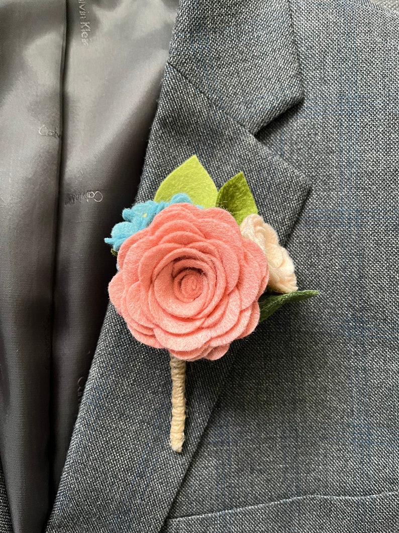 BOUTONNIÈRE DE FLEUR EN FEUTRE // Boutonnière de mariage // Boutonnière de bal // Fleurs de mariage // Boutonnière de danse de fille de papa // Fleur de revers image 5