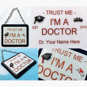 Handgemachte Glasschmelze Vertrauen Sie mir, ich bin ein Doktor Abschluss hängende Bilddekoration - Geschenk - personalisiertes Namensgeschenk für graduierten - Grad