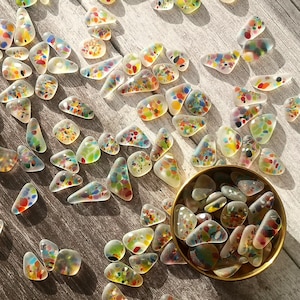 Getrommeld glas - gevlekt - verschillende maten/hoeveelheden - onbewerkte stukken voor gebruik in je eigen projecten - veelkleurige vlekken - matglas - zeeglas
