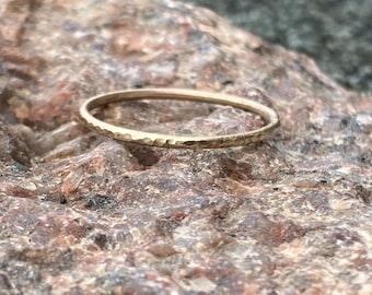 dünner Ring 333er Gold | Goldring 8 CT | Stapelring Gelbgold | gehämmerter Ring Gold
