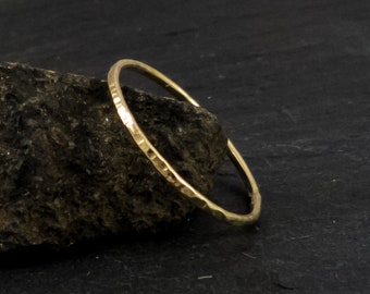 dünner Ring aus massivem Gelbgold, 1 mm breit, gehämmert, Stapelring, Verlobungsring