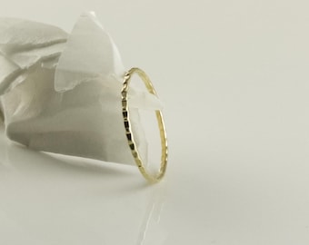 dünner Ring aus 333er Gelbgold, 8 CT, 1 mm breit, gehämmert, Stapelring, Verlobungsring, Struktur 4