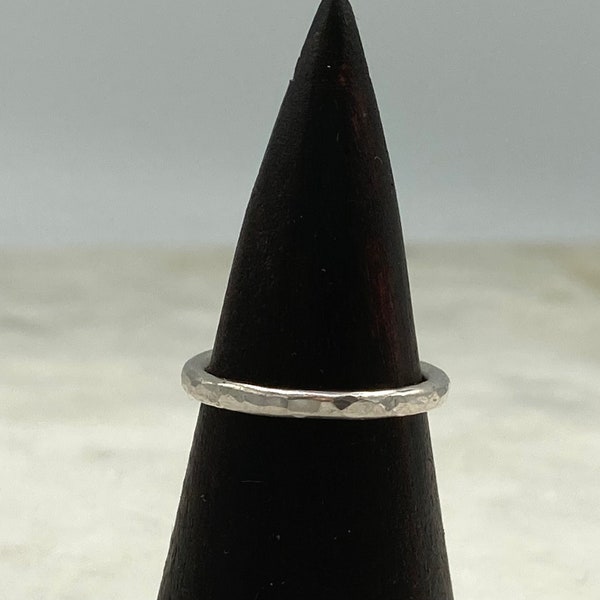 Silberring, gehämmert, 2 mm breit