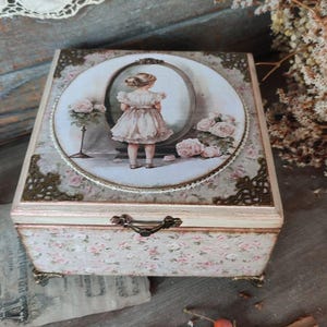 Caja de recuerdos vintage con ilustración de niña, joyero de madera decorativo hecho a mano o caja de recuerdos para guardar fotos, regalo o uso personal.