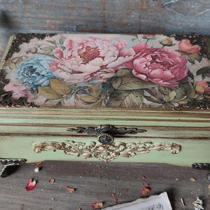 Handgefertigte Schmuckschatulle aus Holz, Vintage-Andenkenbox mit floraler Decoupage, rustikale Aufbewahrungsbox für Accessoires, Geschenk für Sie, Shabby Chic Dekor