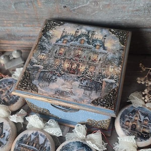 Dekorative Holzkiste mit passendem Ornamentset, handgefertigte Aufbewahrungs- und Erinnerungsbox für die Inneneinrichtung, als Geschenk oder zur Präsentation von Sammlerstücken