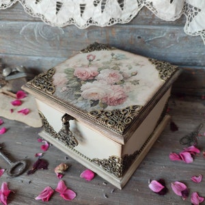 Vintage Hochzeitsgeschenk für die Braut, Shabby Chic Schmuckschatulle mit Rosen, Romantisches Blumenandenken, Französisches Cottagecore Brautgeschenk