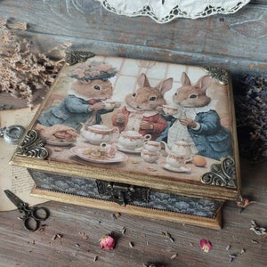 Hasen-Andenkenbox aus Holz mit Decoupage-Kunstwerk, Geschenk für Sie für Briefe und Erinnerungsstücke, handgemachte Vintage-Aufbewahrung für besondere Schmuckstücke