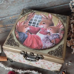 Vintage Erinnerungsbox aus Holz mit gemütlicher Familienhasenszene, Aufbewahrung für Fotos, Rezepte, Briefe oder Andenken, florales Decoupage-Geschenk für Zuhause