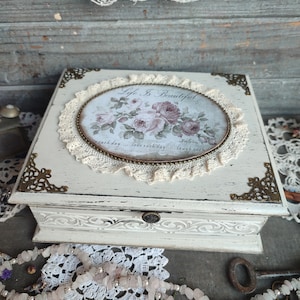 Andenken-Schmuckkästchen mit floraler Kamee, Romantisches Geschenk für Mama oder Oma, Shabby Chic Aufbewahrung aus Holz, Schlafzimmerdekor im Vintage-Stil