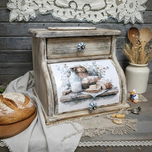 Könnte beinhalten: Rustikales Holzschild mit dem Text "Welcome to our home" in weißer Schrift. Das Schild hat eine Used-Optik und ein schlichtes, einladendes Design, ideal für eine Veranda oder einen Eingangsbereich.