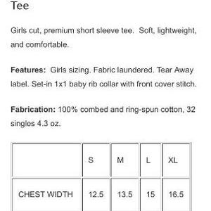 Peut inclure: Tableau des tailles pour un t-shirt &agrave; manches courtes. Le tableau indique les mesures de la largeur de la poitrine et de la longueur du corps en pouces pour les tailles S, M, L et XL.