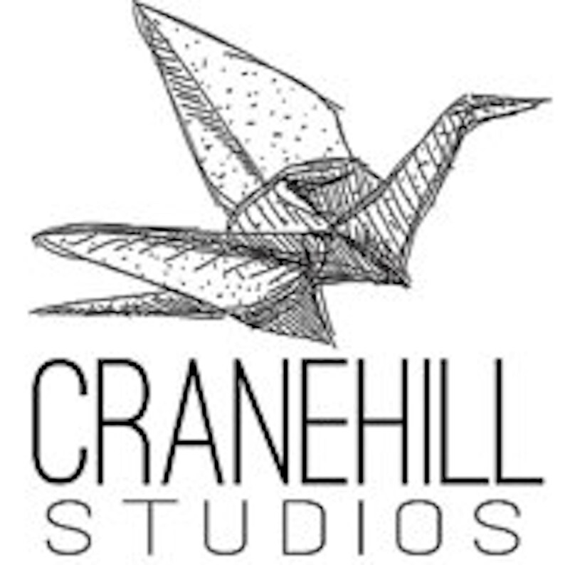 Peut inclure: Dessin au trait noir et blanc d'une grue en papier avec le texte "Cranehill Studios" en dessous.