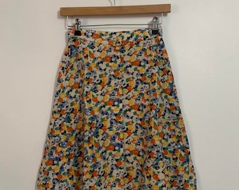 Mini jupe trapèze bohème boutonnée à motif floral unique faite à la main, vintage, jolie taille UK 4/6 XXS