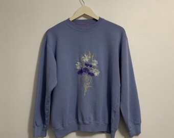 Vintage des années 90 y2k floral brodé assez grunge lilas violet bleu pâle coton pull confortable décontracté pull ample taille 8 10 12 14 S/M