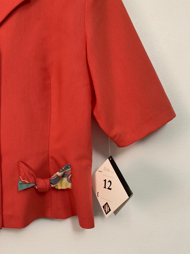 Vintage deadstock 80s does 40s bright coral red short sleeved blazer floral patterned bow pockets embroidered smart formal jacket size 10 12 image 3