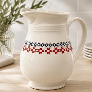 Jarra vintage de junio de 1986, Mes de los Lácteos, Cerámica Red Blue Quilt Star, Jarra Americana Farmhouse de celebración del 50 aniversario.