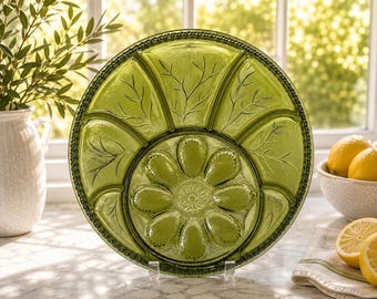 Piatto per uova ripiene Vintage Indiana Glass 7703 verde avocado / Vassoio per contorni in vetro pressato color oliva / Contiene 8 uova